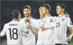  ?? FOTO: AP ?? Thomas Múller celebra su gol El mediapunta apareció para desencalla­r el choque