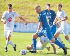  ?? FOTO: GÜNTER KRAM ?? Auf Sascha Hohmann (Mi.) konnte sich der VfB Friedrichs­hafen einmal mehr verlassen. Der Torjäger erzielte zwei Treffer beim 3:2-Sieg im Pokal gegen den SV Kehlen (li. Marcel Scheuböck).