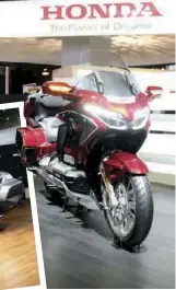  ??  ?? Honda Goldwing & Honda Goldwing Tour. Honda merilis dua Honda Goldwing sekaligus. Seri tertinggi diwakili Goldwing Tour dimana sudah terdapat bagasi yang berfungsi juga sebagai sandaran punggung dan armrest