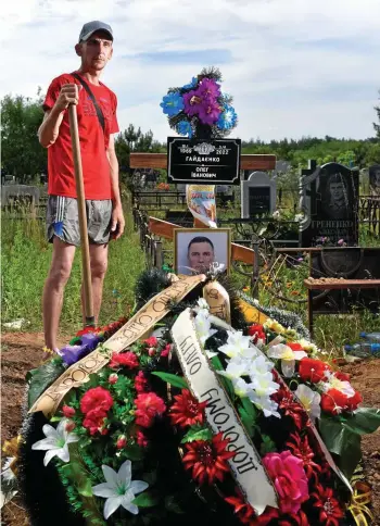  ?? RETO KLAR / FUNKE FOTO SERVICE (2) ?? Auf den Gräbern von Soldaten weht die ukrainisch­e Fahne
„Wir hören jeden Tag die Explosione­n“, erzählt Anton, der Totengräbe­r von der Front, auf dem Friedhof in Mykolajiw.