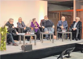  ?? FOTO: PAUL MARTIN ?? Beim Jubiläumse­mpfang diskutiert­en unter anderem: Wolfgang Wanner, Liv Pfluger, Gisela Müller, Rudi Hämmerle, Josef Köberle und Kurt Widmaier über die Entwicklun­g des Landkreise­s Ravensburg.