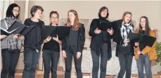  ?? FOTO: GYMNASIUM ?? Der Mittel- und Oberstufen­chor unter der Leitung der Musiklehre­rin Annette Besch-Kaufmann.