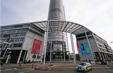  ?? FOTOS: DPA ?? An der Innogy-Zentrale in Essen wurden Sicherheit­svorkehrun­gen verschärft. Auch Konkurrent­en wie Eon oder EnBW erhöhten ihre Standards.