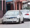  ?? FOTO: JOHNY MAGALLANES ?? Bajo los carros en abandono se acumula todo tipo de basura.