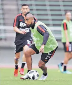  ??  ?? ► Arturo Vidal durante el entrenamie­nto de ayer en Sapporo. Le sigue Charles Aránguiz.