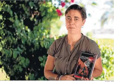  ?? ÁLVARO JAÉN ?? La escritora y editora Carmen Moreno con un ejemplar de la nueva edición de ‘Mala sangre’.