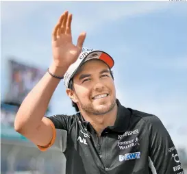  ??  ?? Checo Pérez, en el desfile de los pilotos previo a la carrera