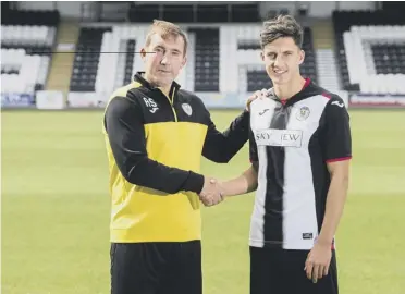  ??  ?? 0 St Mirren manager Alan Stubbs welcomes Alfie Jones to the Paisley club yesterday.