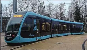  ??  ?? Une ligne de tramway permet de rapprocher le centre-ville et la périphérie.