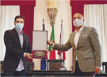  ??  ?? Abel Ferreira recebeu a medalha de ouro de Penafiel das mãos de Antonino de Sousa