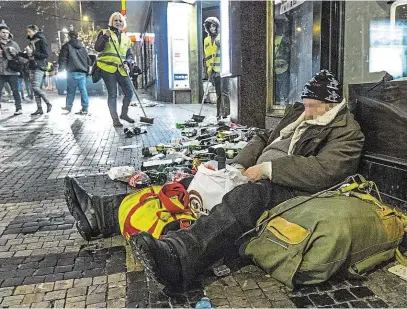  ?? Bližnímu, kterého nevidíme, pomáháme mnohem raději než bližnímu reálně před námi. FOTO MAFRA – PETR TOPIČ ?? Rozmlžená odpovědnos­t.