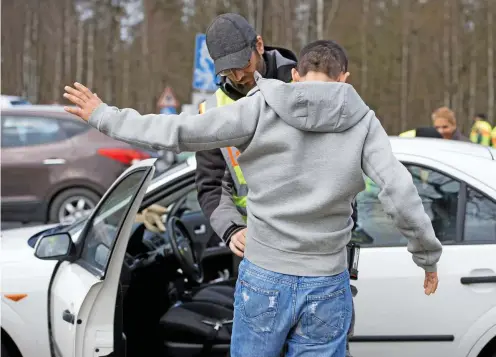  ?? FOTO: DPA ?? Razzia im Kampf gegen Diebesband­en: Polizisten kontrollie­ren auf Autobahnen. Oftmals reisen die Täter mit der Ware über die Grenze