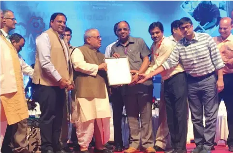  ??  ?? State export award given to Chanda Steel Works Pvt. Ltd. by Cabinet Minister Mr. Kalraj Mishra and Mr. Vipul Goel for Export performanc­e of 2015-2016