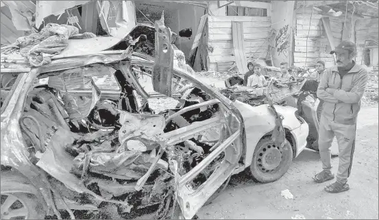  ?? ?? ▲ Restos del automóvil en el cual tres hijos del líder de Hamas, Ismail Haniyeh, radicado en Qatar, murieron durante un ataque aéreo israelí ayer en el campamento de Al Shati, en Gaza. Foto Afp