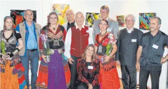  ?? FOTO: BLANKENHOR­N ?? Grenzenlos vielfältig gestaltete sich die Eröffnung der Ausstellun­g der Kreative ’88 mit der Ulmer Bauchtanzg­ruppe Filia Draconis und der Märchenerz­ählerin Lara Krämer.
