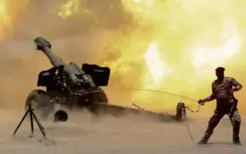  ?? REUTERS ?? AN ELITE Iraqi trooper fires artillery on Islamic State positions in Fallujah.