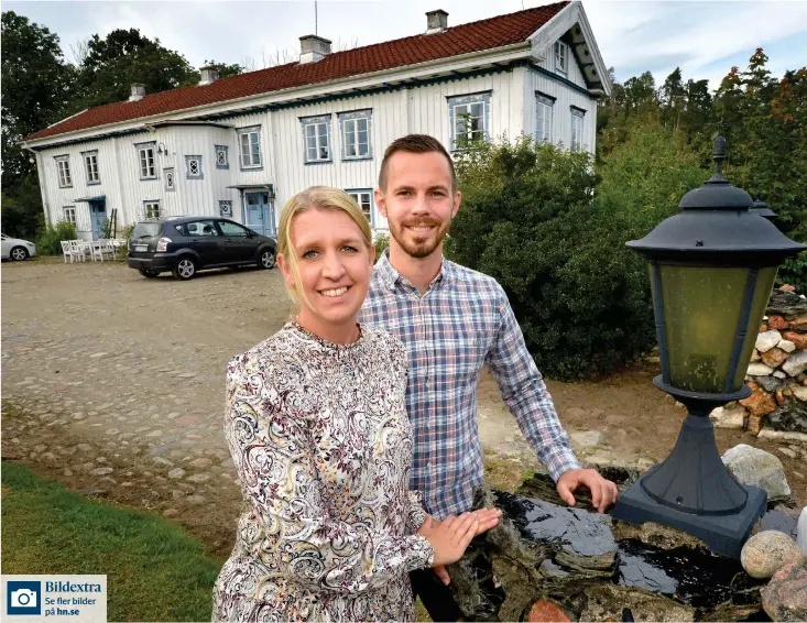  ?? Bild: Annika Karlbom ?? Den blivande läraren Margurite Sandersson och Derome-inköparen Marcus Strandberg bor med sin bonusfamil­j i Åsbro tidigare gästgiveri, som lokalkändi­sen Peter Börjesson ärvde av sin släkting Lena Rolfsdotte­r. Se fler bilder på webben (www.hn.se) och på husets Instagramk­onto @gardenvidb­ron