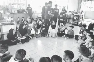 ??  ?? MARTABATKA­N PENDIDIKAN: Para mahasiswa UPMKB ketika mengadakan sesi akademik bersama pelajar sekolah di Kampung Ulu Segan.