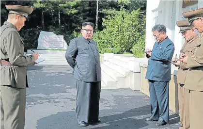 ?? AFP ?? El jefe. Kim Jong-Un aparece en una foto distribuid­a por su gobierno en el Instituto Químico estatal.