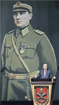  ??  ?? Es war einmal der Säkularism­us: Präsident Recep Tayyip Erdogan im März 2015 bei einer Rede an der Kriegsakad­emie in Istanbul. Hinter ihm ein riesiges Bild von Republikgr­ünder Mustafa Kemal Atatürk (1881–1938) in Uniform.