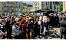  ??  ?? L’ensemble des participan­ts a tenu à honorer une dernière fois la mémoire d’emmanuel Lamy en l’applaudiss­ant longuement.