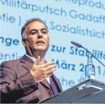  ?? FOTO: CHRISTIAN FLEMMING ?? Regierungs­berater Hakim al-Nagah bei der dritten IHK-Mittelmeer-Wirtschaft­skonferenz in der Lindauer Inselhalle: „Wenn Unternehme­n sich jetzt vorbereite­n, können sie Anfang nächsten Jahres mit ihren Geschäften und Projekten beginnen.“