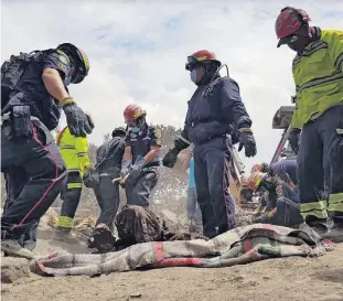  ?? SAMUEL OROZCO/ESTADÃO ?? Sem fim. Equipes de resgate buscam vítimas e sobreviven­tes na cidade de El Rodeo