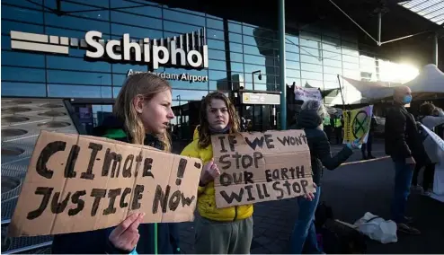  ?? ?? Des militants pour le climat manifesten­t devant l'aéroport de Schiphol en décembre 2020.