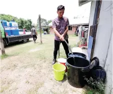  ?? — Bernama photo ?? Workers from the Papar parliament­ary service centre deliver water to homes following a prolonged drought in the district.