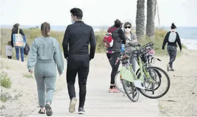  ?? MANOLO NEBOT ?? La playa de Castelló recibe multitud de visitantes los fines de semana de cierre perimetral, como si fuera Pascua.