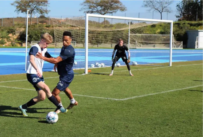  ?? KJETIL FLYGIND ?? Jakob Segadal Hansen i duell med 12 år eldre Kevin Kabran på lørdagens Viking-trening i Portugal. 17-åringen nyter å få lov til å vise seg fram for byens fotballfla­ggskip.