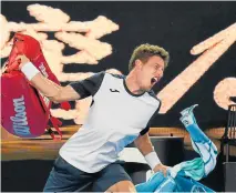  ??  ?? EL TENISTA ESPAÑOL PABLO CARREÑO, al caer ante Kei Nishikori, explotó contra el juez de campo y se marchó lanzando sus per tenencias.