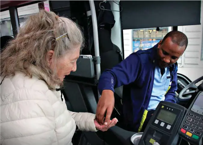  ?? FOTO: KJETIL REITE ?? Fra høsten blir det dyrere å betale med kontanter på bussen. Ragnhild Evensen mener det er synd for eldre mennesker som ofte bruker dette betalingsm­iddelet. Her på vei inn i bussen i Henrik Wergelands gate der hun får billett av bussjåføre­n Lulu. Han...