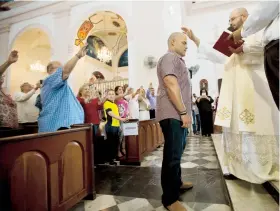  ??  ?? Iván y sus familiares visitaron también la Parroquia Nuestra Señora del Rosario, donde luego de un servicio religioso y de escuchar el sermón, el nuevo miembro del Salón de la Fama recibió la bendición del padre hatillano Jorge Yamil Morales Rivera.