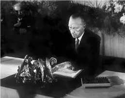  ?? BILD: dpa ?? Konrad Adenauer, de Vörsitter van‘n „Parlamenta­rischen Rat“, schrifft sinen Naam unner dat „Grundgeset­z“, dat an‘n 23. in‘n Maimaand 1949 up‘n Weg brocht wurd.