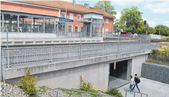  ?? ARCHIV-FOTO: KRATT ?? Die Stadt soll den Schwenning­er Bahnhof als multifunkt­ionale Drehscheib­e aufwerten.