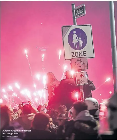  ?? FOTO: ANDREAS BRETZ ?? Auf dem Burgplatz wurde trotz Verbots geböllert.