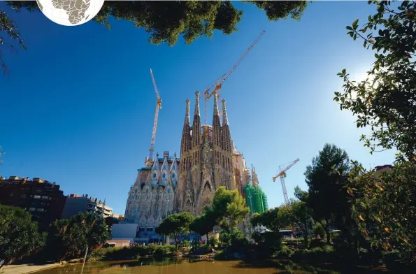 ??  ?? Image emblématiq­ue de Barcelone, les grues qui entourent la Sagrada, en travaux depuis 1876. La cathédrale de Gaudi devrait être achevée en 2026, pour le centenaire de sa mort. Restent à construire la façade de la Gloire et le clocher principal, dédié...