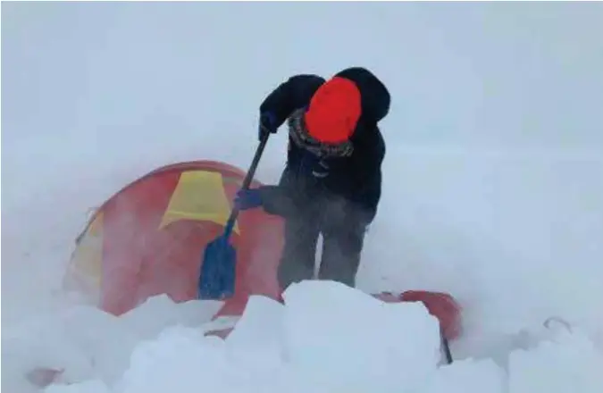  ?? FOTO: JAN SVERRE SIVERTSEN ?? Storm og sterk kuling har fulgt ekspedisjo­nen etter at de kom opp Axel Heiberg-breen til polar platået, 2800 meter over havet.