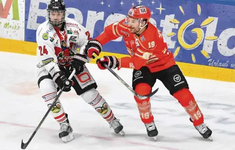  ?? Foto: Harald Langer ?? In den Play‰offs trifft der ESV Kaufbeuren um Kapitän Tyler Spurgeon (rechts) auf den EHC Freiburg (links Nick Pageau). Spurgeon, der am vergangene­n Samstag seinen 35. Geburtstag feierte, fiebert seinen ersten DEL2‰Play‰offs entgegen.