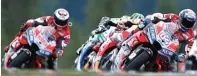  ?? AP PHOTO ?? SENGIT: Pertarunga­n duo Ducati di akhir lomba MotoGP Brno tadi malam.