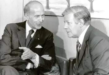  ?? Foto: Heinrich Sanden, dpa ?? Partner in der Politik, Freunde fürs Leben: Frankreich­s Präsident Valéry Giscard d’estaing (links) und Bundeskanz­ler Helmut Schmidt, hier im Jahr 1977.