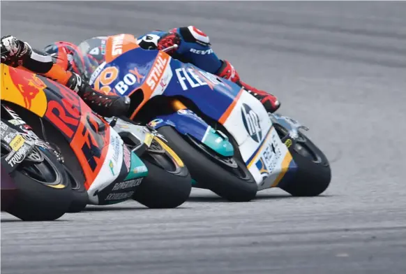  ??  ?? 1 Malgré une fin de saison moins impression­nante, Marquez a gardé l’avantage sur Binder et Fernandez. 2 Binder peut s’en vouloir. En grande forme depuis sa victoire en Autriche, le pilote KTM finit la saison à seulement trois points de Marquez. 3 Dans le mille pour le cadet de la famille Marquez qui s’offre son deuxième titre de champion du monde.
4 Deux victoires et une sixième place au général pour Luca Marini. 5 Vainqueur de trois des quatre premières courses, Lorenzo Baldassari s’est ensuite éteint.