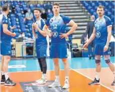  ?? FOTO: GÜNTER KRAM ?? Ein wenig ratlos wirkten die Spieler des VfB Friedrichs­hafen (v. l. Marcus Böhme, Nicolas Maréchal, Linus Weber und Rares Balean) gegen Ende des Heimspiels und vor allem beim zweiten Play-off-Finale in Berlin.