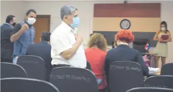  ??  ?? El padre Silvestre Olmedo (camisa blanca) en la sala de juicio oral y público.