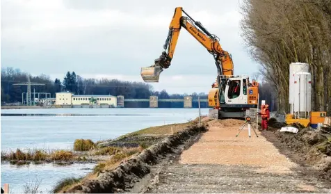  ?? Foto: Marcus Merk ?? Während der Bauarbeite­n müssen aus Sicherheit­sgründen die Wege auf den Dämmen gesperrt werden. Eine der beiden Dammseiten sei jedoch immer passierbar, sagen die BEW. Ende April sollen die Arbeiten abgeschlos­sen sein