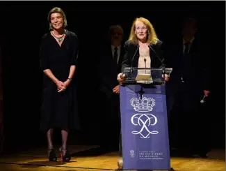  ?? (Photo Michael Alésli/Dir’Com’) ?? La princesse de Hanovre, présidente de la Fondation Prince Pierre, a remis son prix à Annie Ernaux mardi soir à la Salle Garnier.