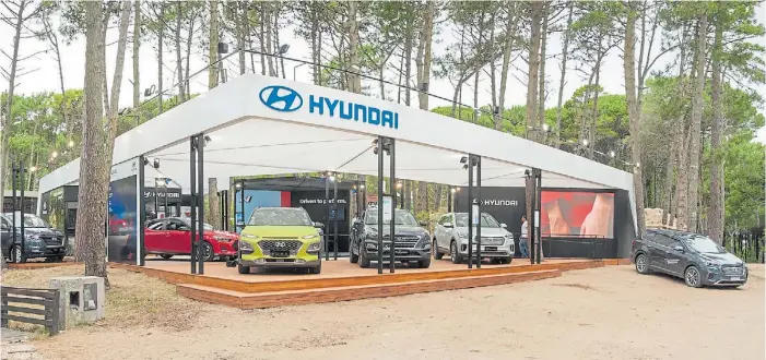  ??  ?? A punto. La empresa coreana ya abrió su stand en el balneario de Cariló. Además de la renovada gama y anticipos de lanzamient­os 2019, habrá test drives y cursos de manejo off road.