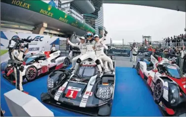  ??  ?? VENCEDORES. Hartley, Bernhard y Webber celebran el triunfo de Porsche en las 6 Horas de Shanghái.