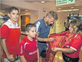  ?? FOTOS: GENTILEZA ANDRES MANSILLA ?? Germán Denis, que no será de la partida ante Atlético Tucumán, firma autógrafos.